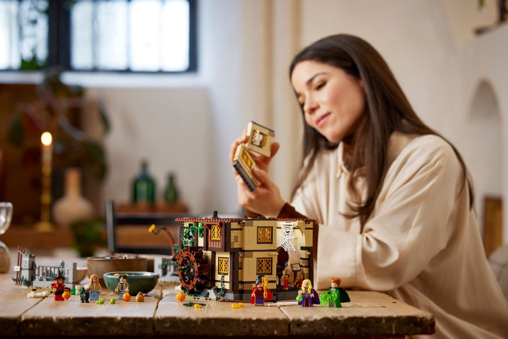 LEGO® Ideas Hocus Pocus: Hiša sester Sanderson / The Sanderson Sisters' Cottage (21341)