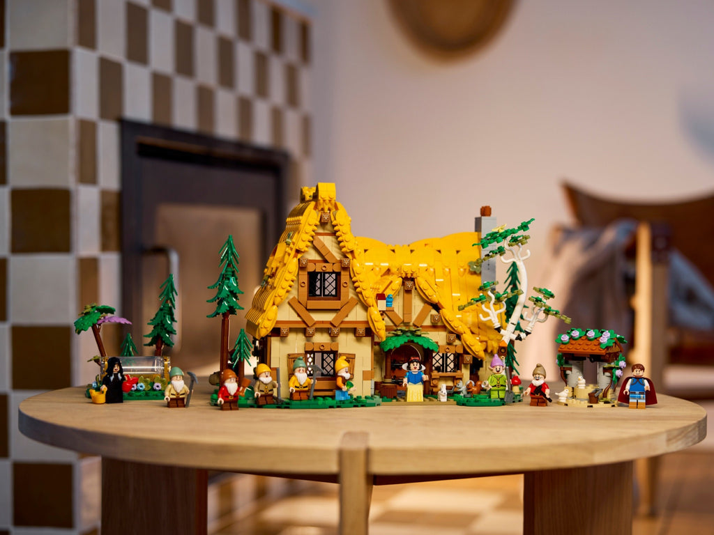 LEGO® Disney Sneguljčica in koča sedmih palčkov 43242