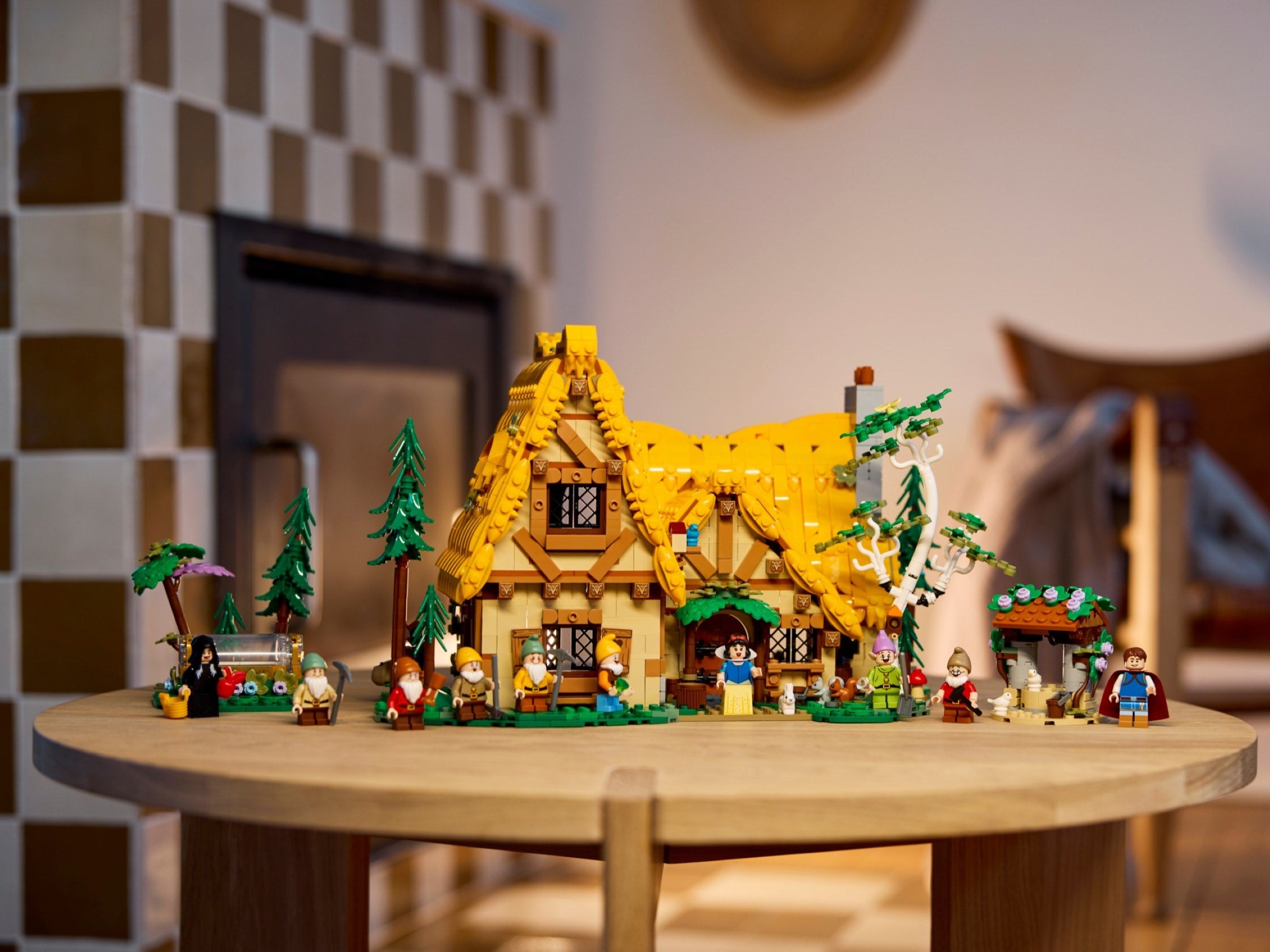 LEGO® Disney Sneguljčica in koča sedmih palčkov 43242