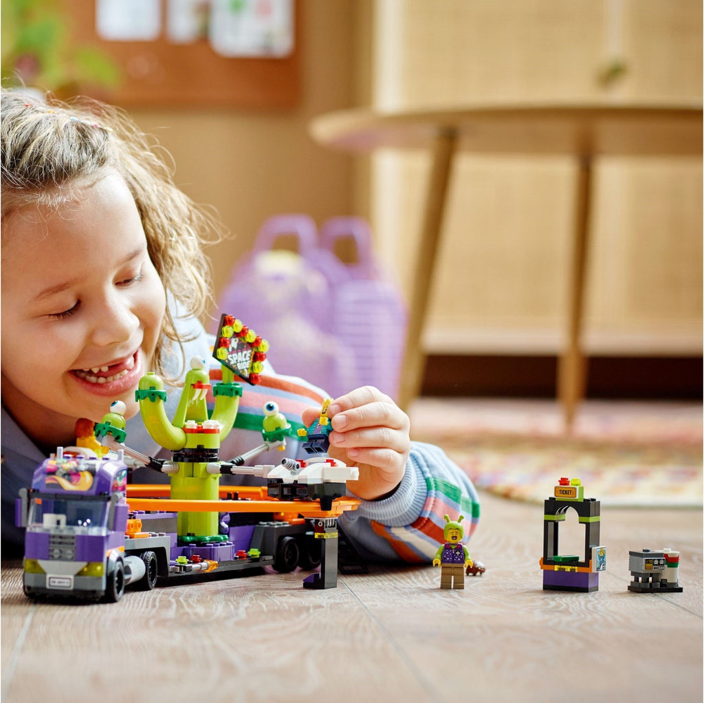 LEGO® City Tovornjak s potujočim zabaviščem in vesoljsko atrakcijo (60313)